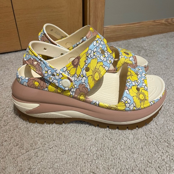 CROCS Shoes - Women’s Crocs floral platform sandals
